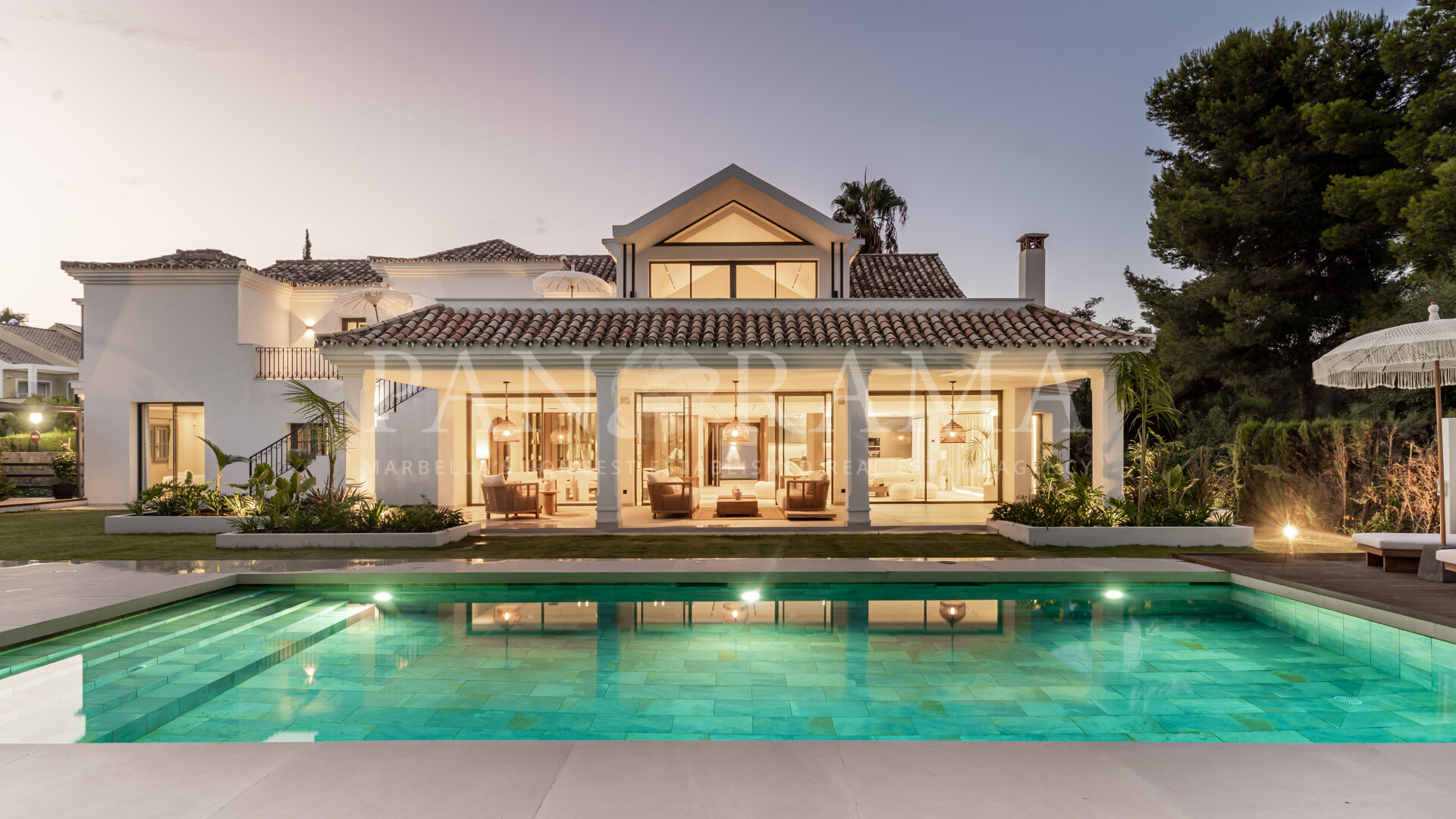 Villa Solana is een prachtige Andalusische residentie in Atalaya in Estepona Oost.