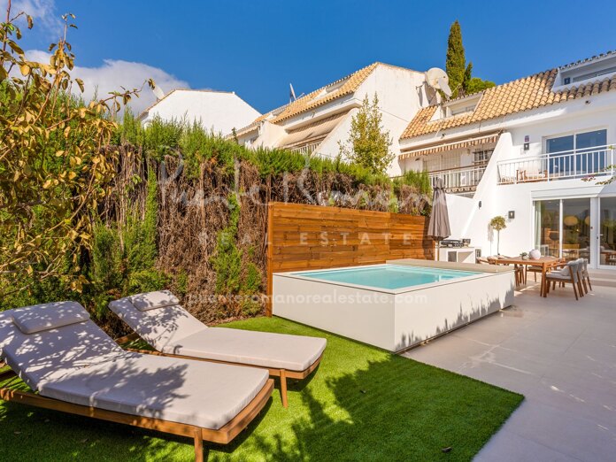 Casa adosada orientada al oeste con piscina privada y jardín en Nagueles
