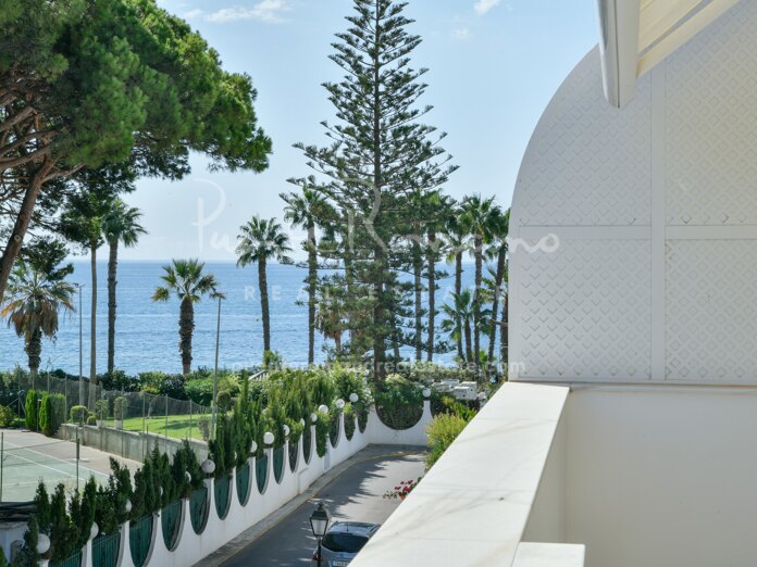 Luminosa casa adosada junto a la playa en Marbellamar en la Milla de Oro de Marbella