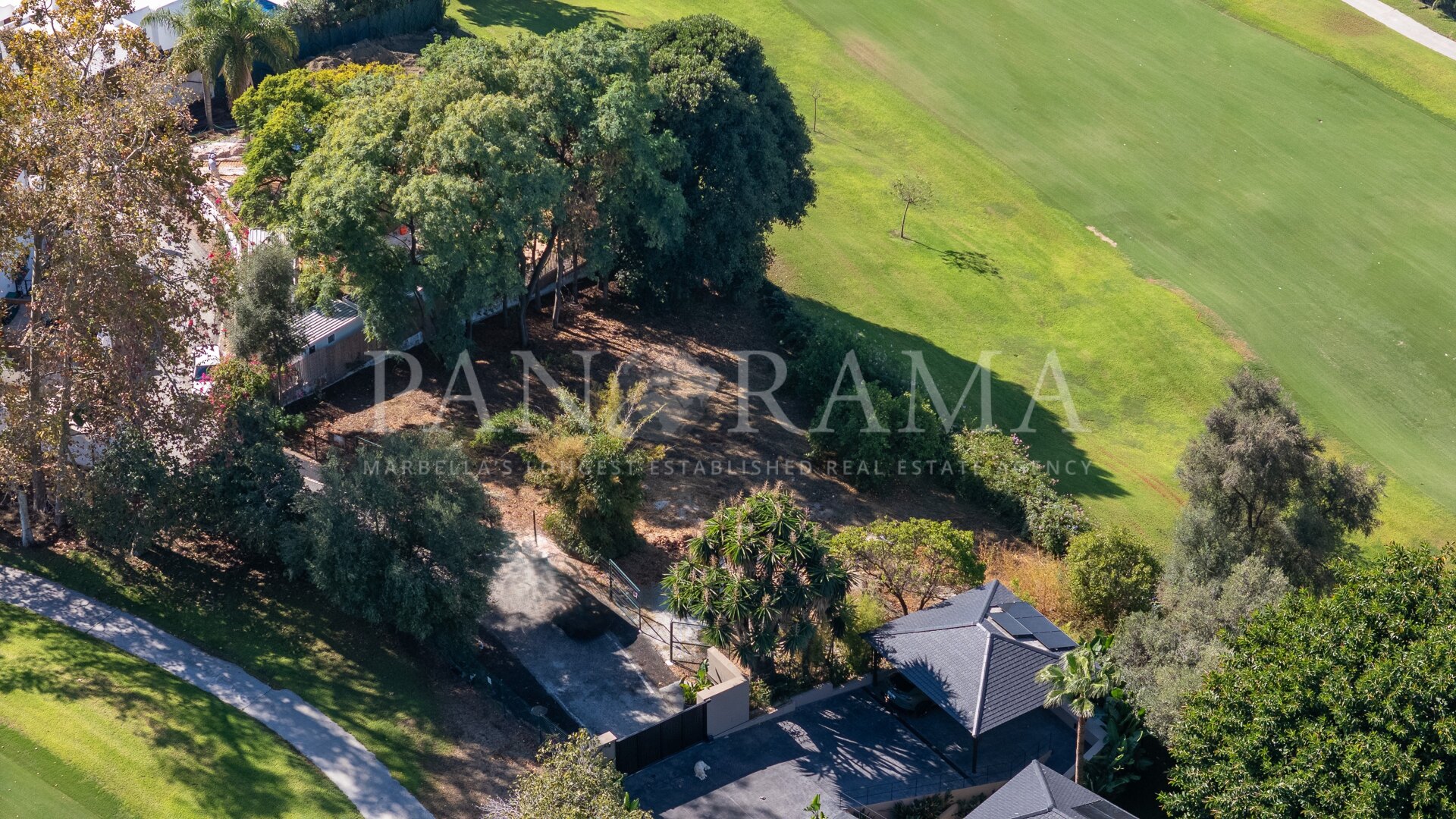 Frontline Golf plot with villa project in Guadalmina Alta