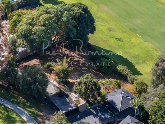 Frontline Golf plot with villa project in Guadalmina Alta