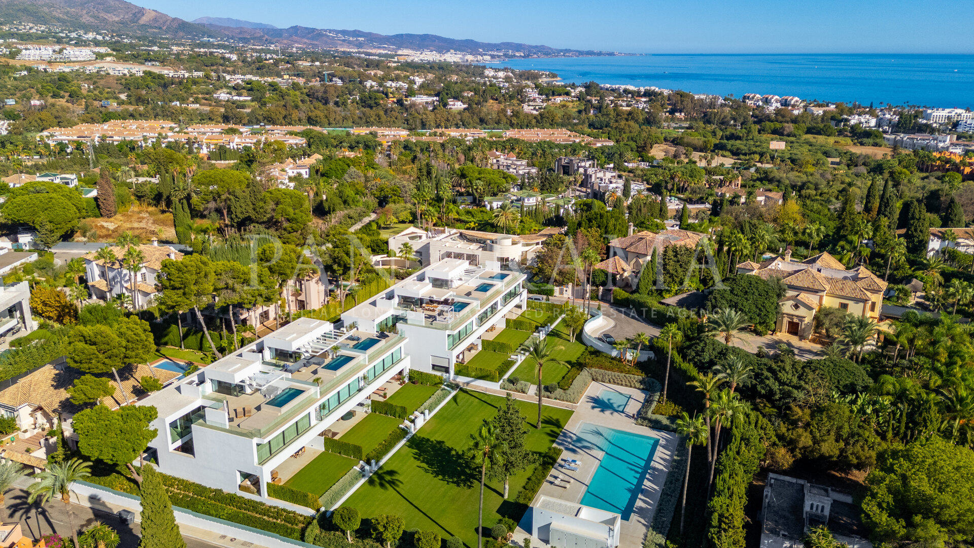 Villa contemporánea en Atalaya Río Verde, totalmente amueblada y decorada, con vistas al mar y a la montaña
