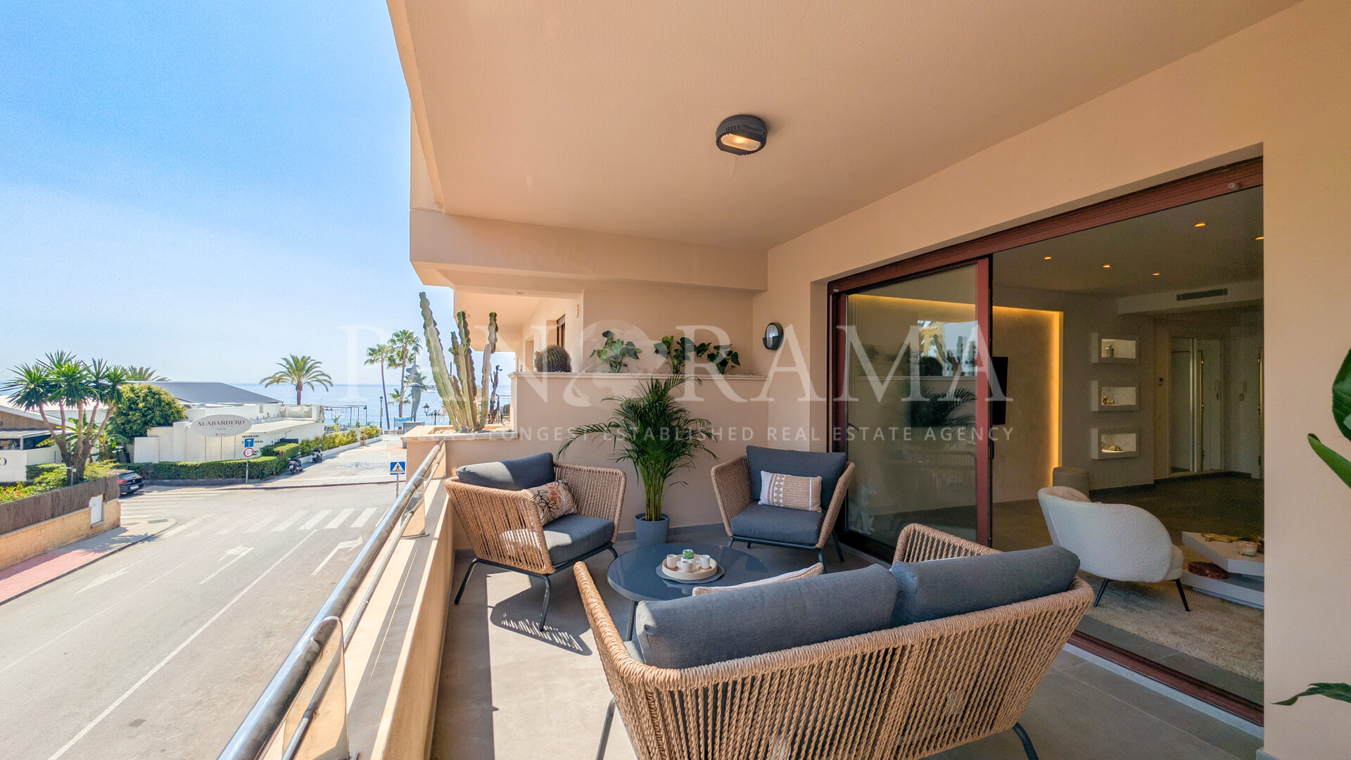 Luxurious beachside apartment in a beachfront community in San Pedro de Alcántara