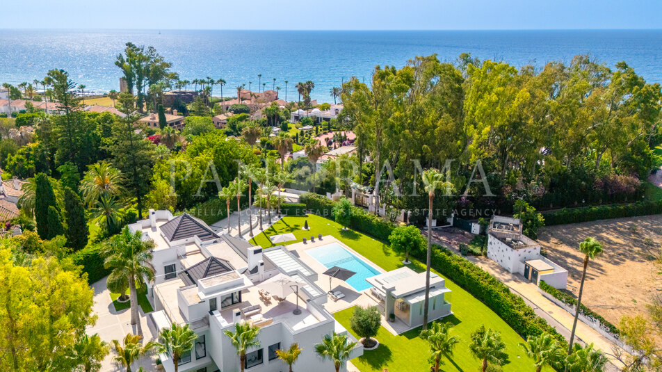 Elegante Villa in Strandnähe in Guadalmina Baja mit außergewöhnlicher Privatsphäre und zeitgenössischem Design