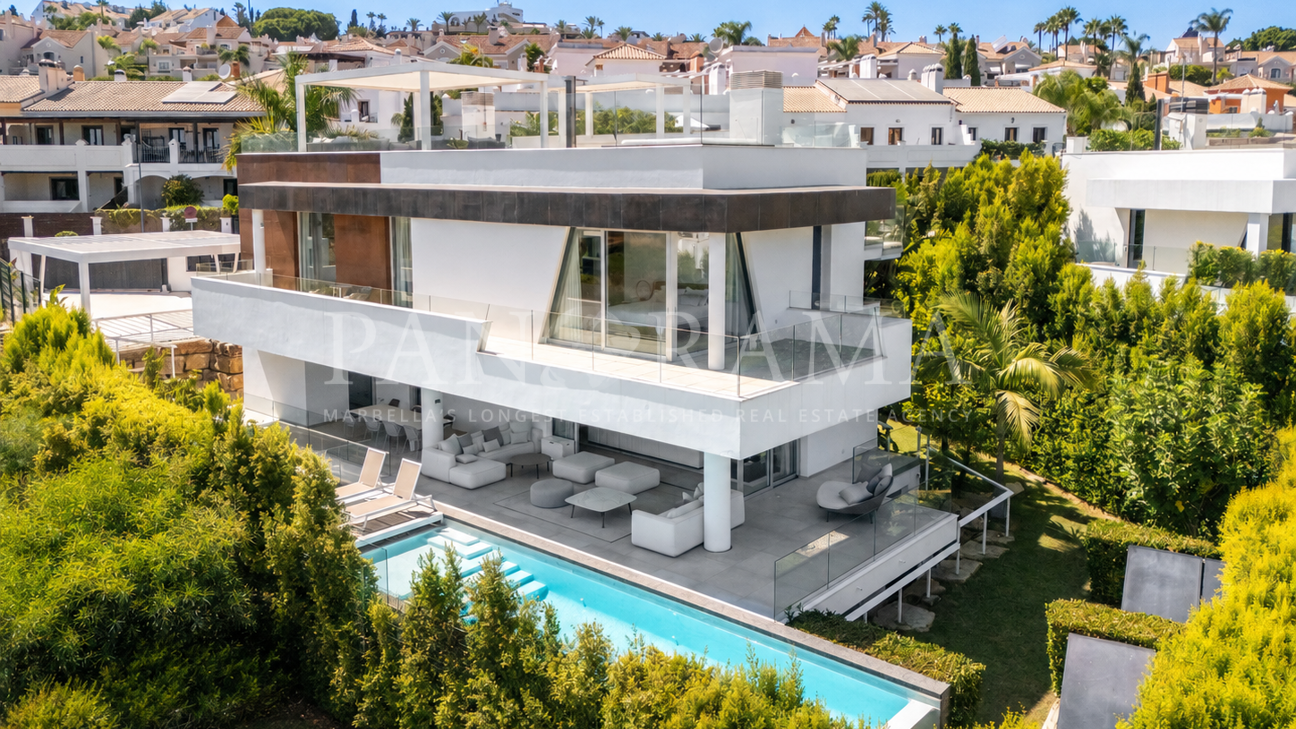 Contemporary villa with infinity pool and spectacular golf views in Belfry, East Estepona