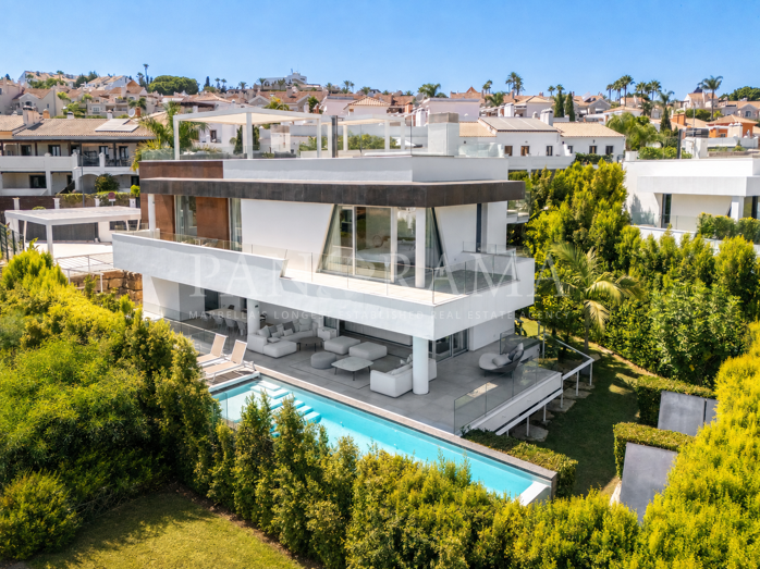 Villa contemporaine avec piscine à débordement et vues spectaculaires sur le golf à Belfry, Estepona Est
