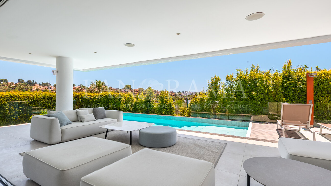 Contemporary villa with infinity pool and spectacular golf views in Belfry, East Estepona