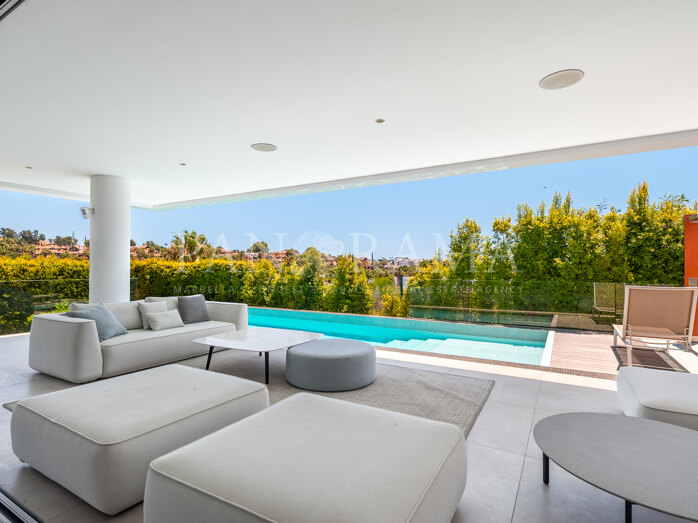 Eigentijdse villa met infinity pool en spectaculair uitzicht op de golfbaan in Belfry, Estepona Oost