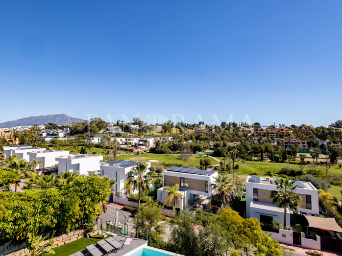 Contemporary villa with infinity pool and spectacular golf views in Belfry, East Estepona
