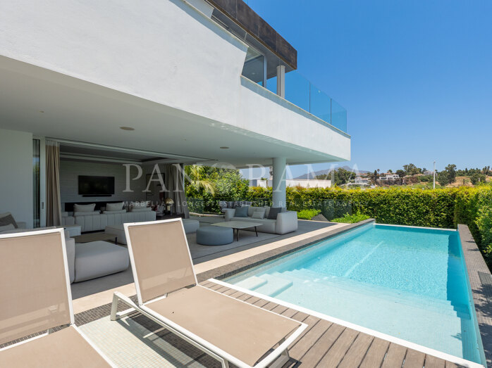 Eigentijdse villa met infinity pool en spectaculair uitzicht op de golfbaan in Belfry, Estepona Oost