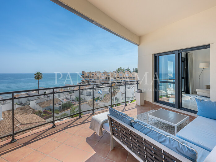 Bright and beautifully presented apartment with panoramic sea views in Cosmo Beach