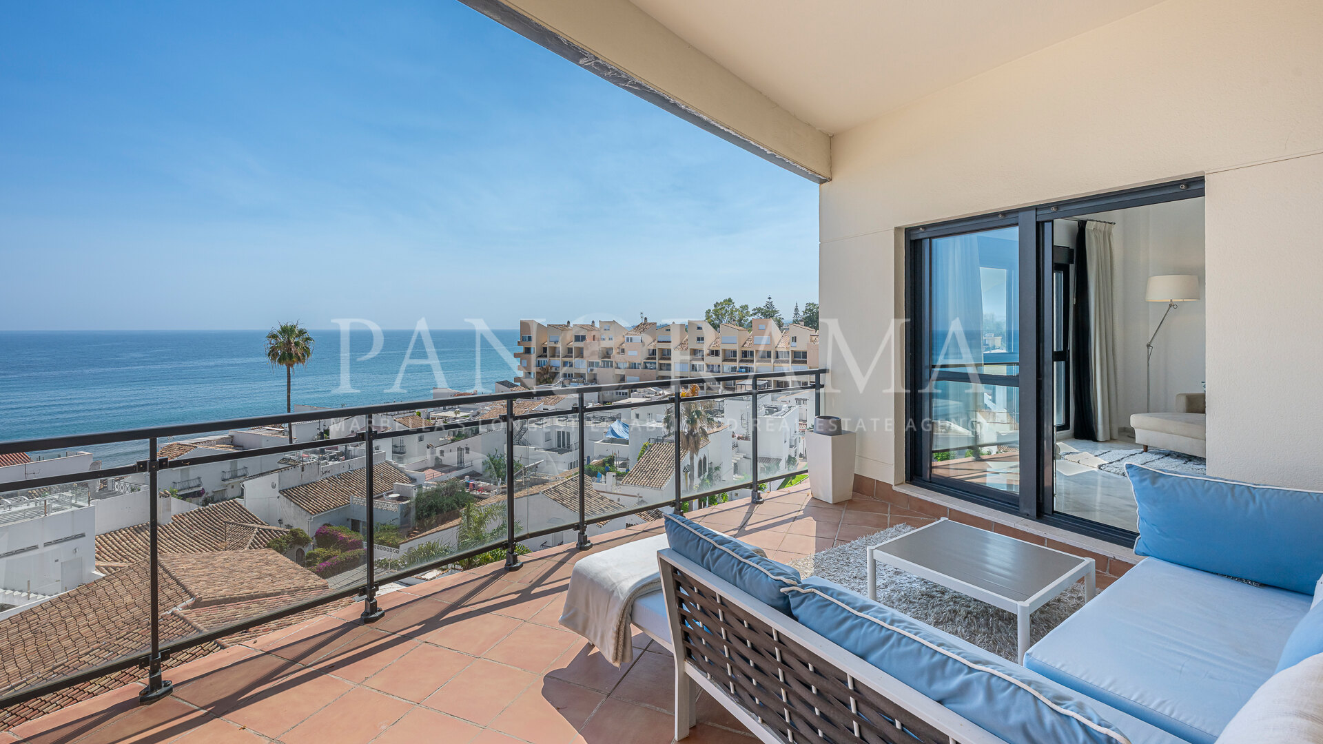 Bright and beautifully presented apartment with panoramic sea views in Cosmo Beach