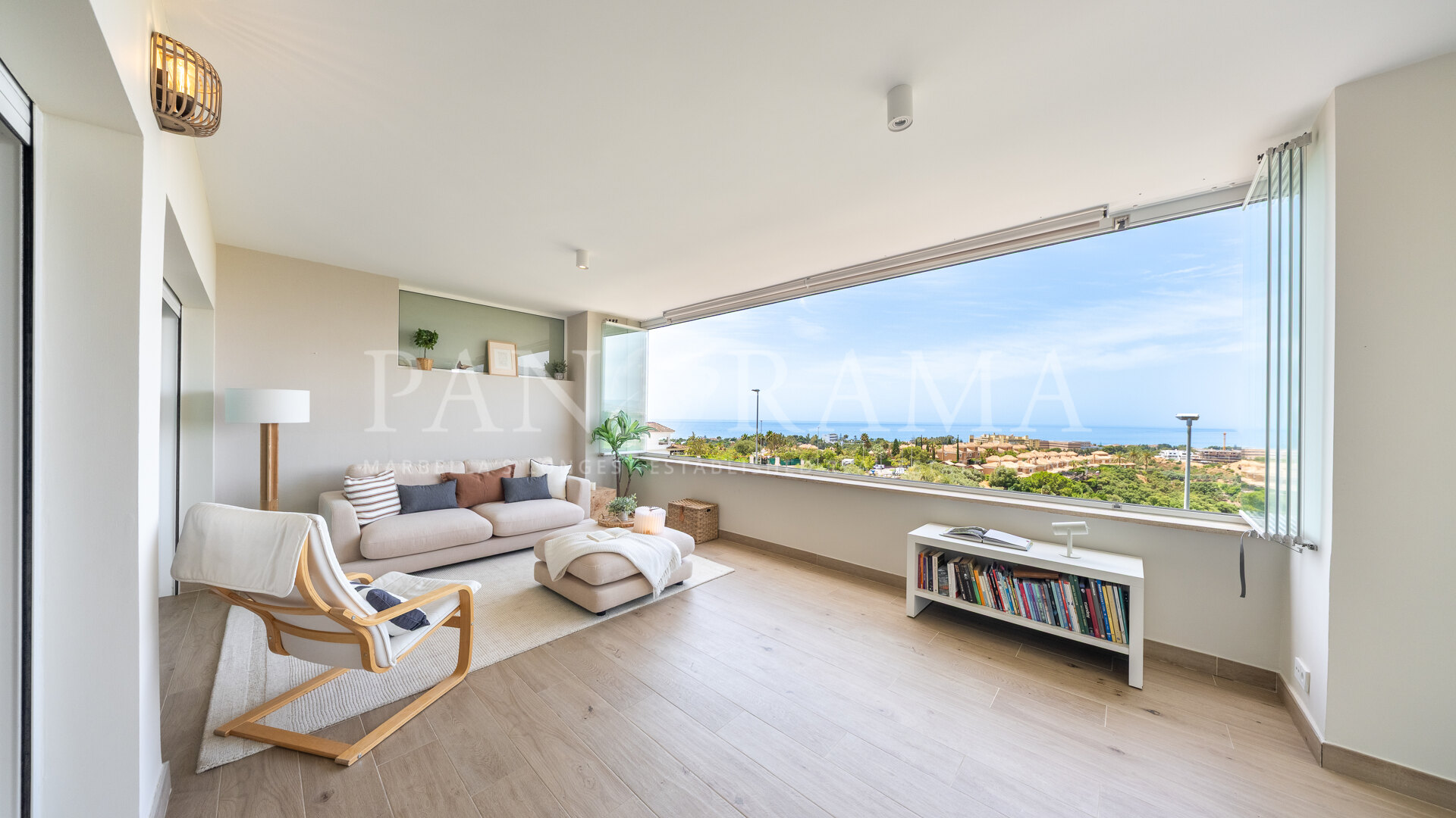 Semi-detached villa with panoramic views of the Mediterranean Sea, the mountains, and the golf course in Santa Clara