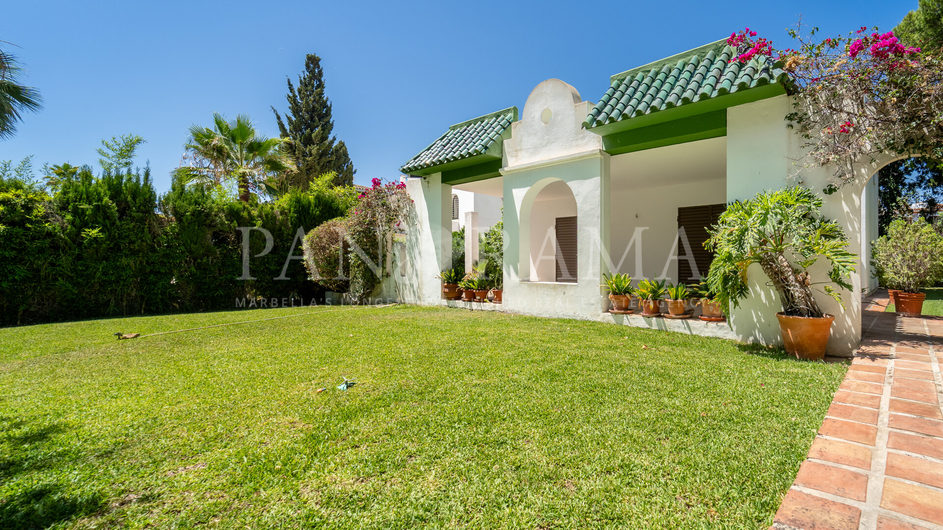 A great opportunity to renovate a villa on the second line beach, next to Artola Dunes