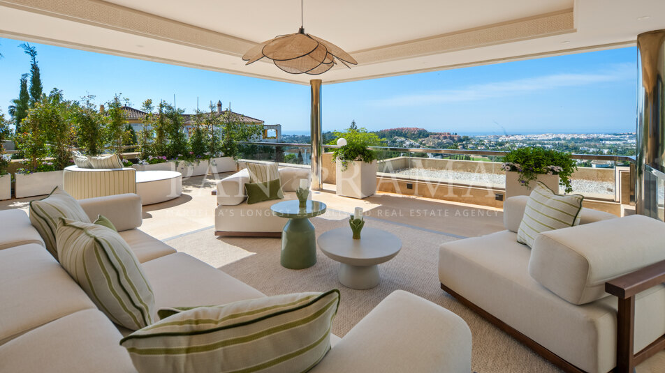 Feroz, a luxurious duplex penthouse in Los Arrayanes, Nueva Andalucía