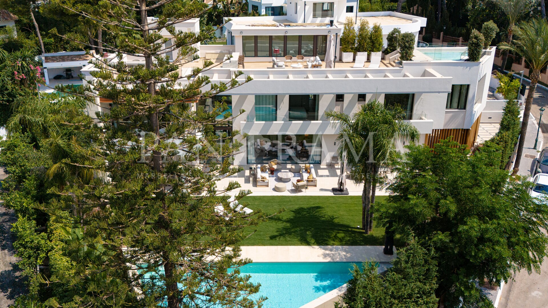 Villa de nueva construcción en Los Monteros, a solo unos pasos de la playa