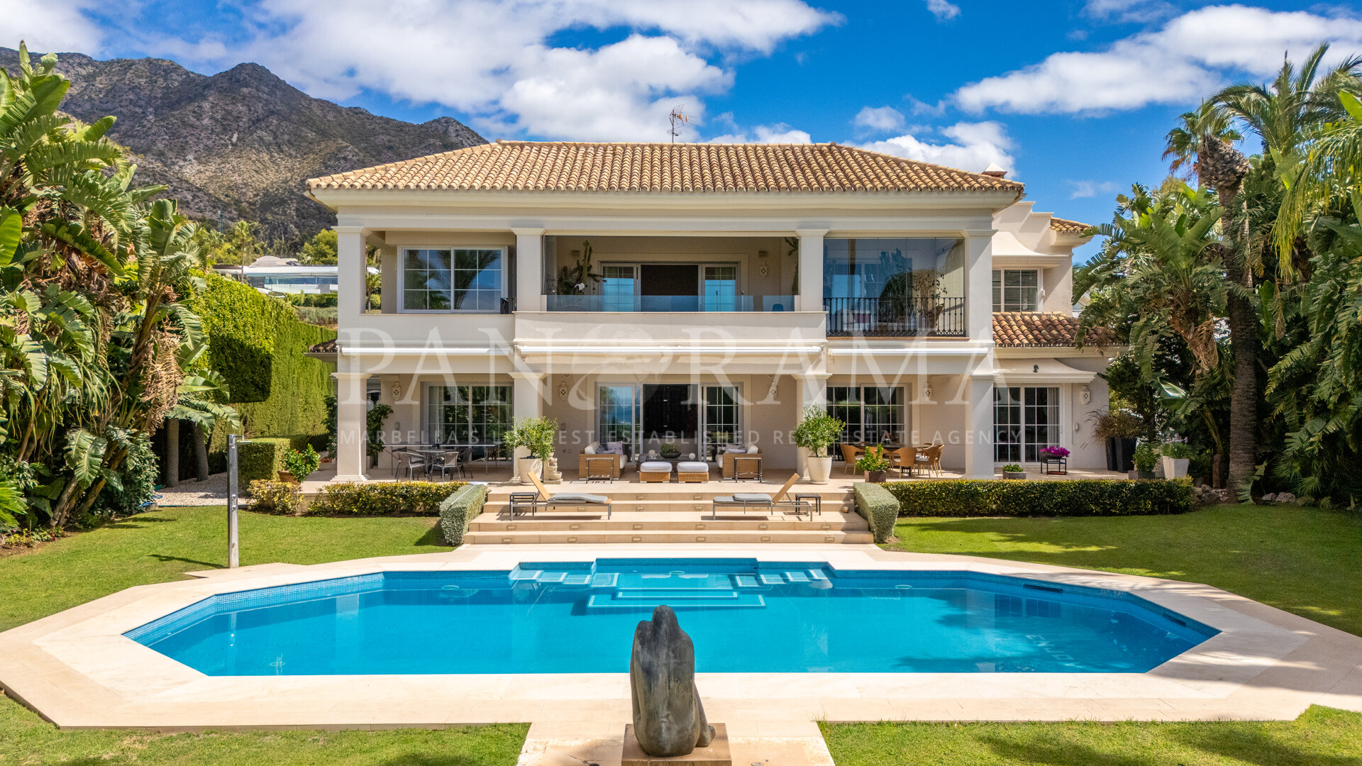 Villa Alegría : élégance intemporelle et intimité exceptionnelle sur une double parcelle à Sierra Blanca