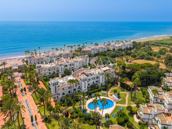 Ruim herenhuis met vier verdiepingen in de exclusieve strandgemeenschap Dominion Beach