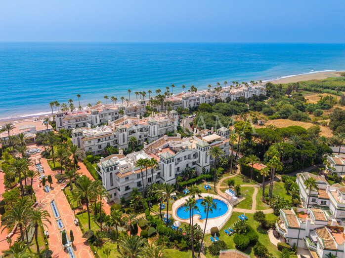 Ruim herenhuis met vier verdiepingen in de exclusieve strandgemeenschap Dominion Beach