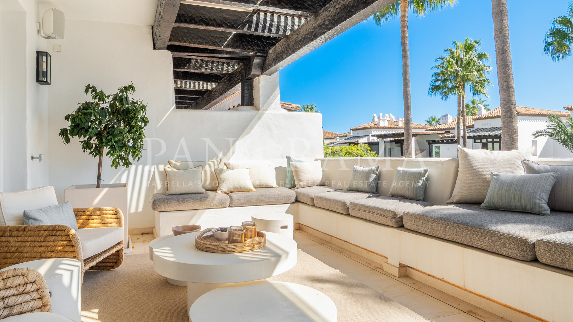 Uitzonderlijk duplexpenthouse vlak bij het strand, met prachtig zeezicht in Marina Puente Romano