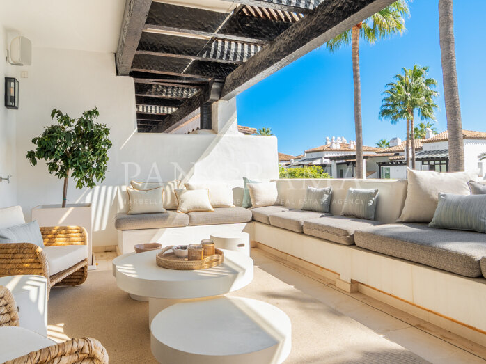 Exceptional duplex penthouse by the beach, with lovely sea views in Marina Puente Romano