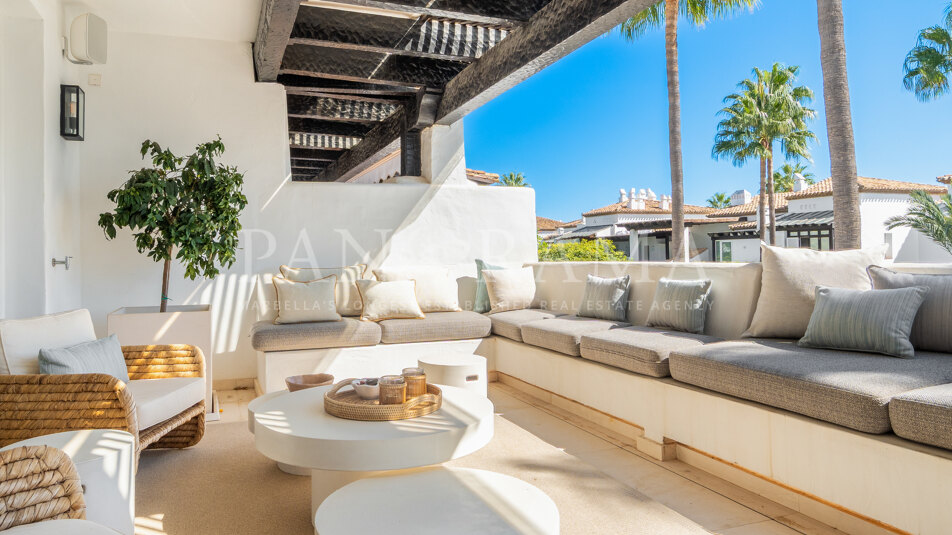 Uitzonderlijk duplexpenthouse vlak bij het strand, met prachtig zeezicht in Marina Puente Romano