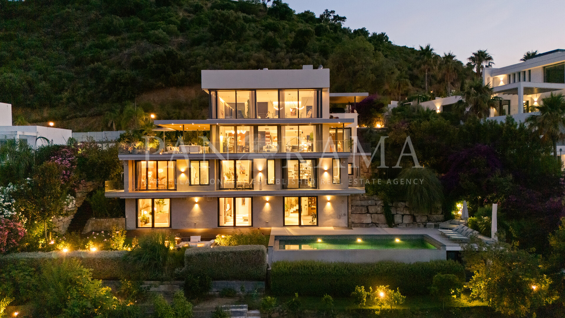 Contemporary villa with Panoramic Views in La Mairena