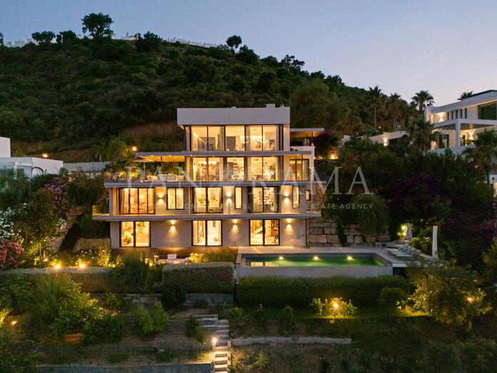 Contemporary villa with Panoramic Views in La Mairena