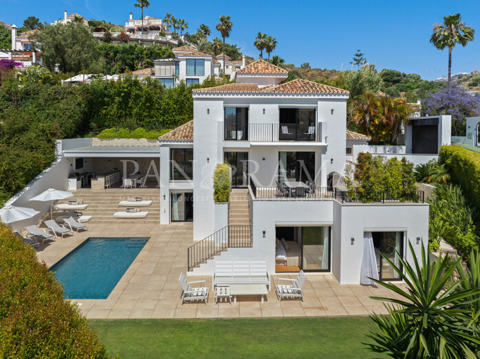 Villa with panoramic sea and mountain views in Los Naranjos Hill Club