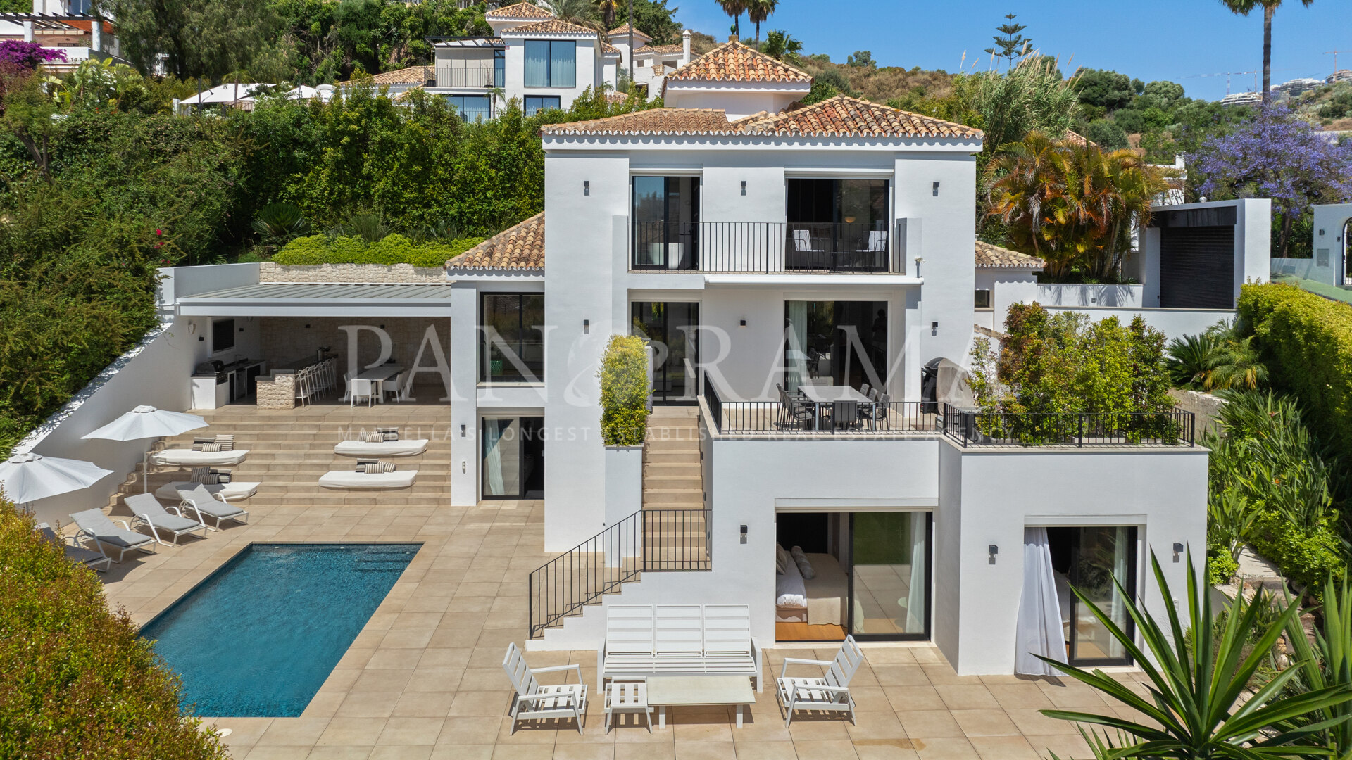 Villa avec vue panoramique sur la mer et les montagnes dans le Los Naranjos Hill Club