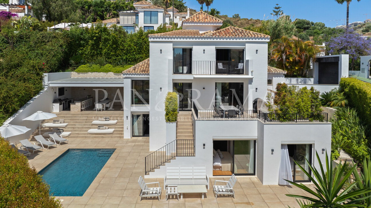 Villa with panoramic sea and mountain views in Los Naranjos Hill Club