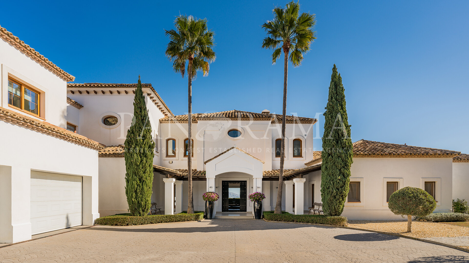 Impressive private villa on an expansive plot in the exclusive La Zagaleta estate