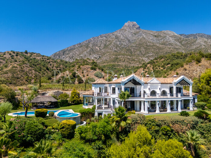 Tijdloze mediterrane villa met ononderbroken zeezicht in Marbella Hill Club aan de Golden Mile