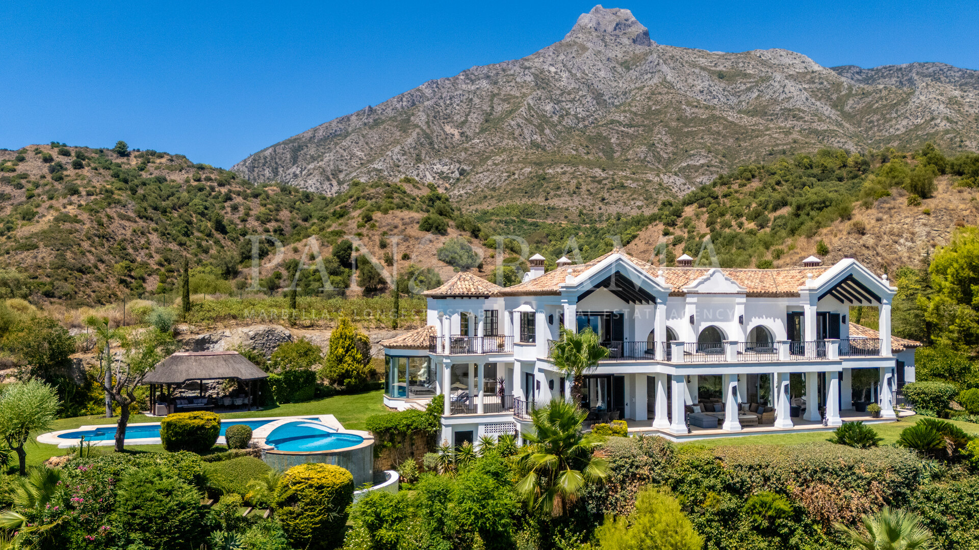Tijdloze mediterrane villa met ononderbroken zeezicht in Marbella Hill Club aan de Golden Mile