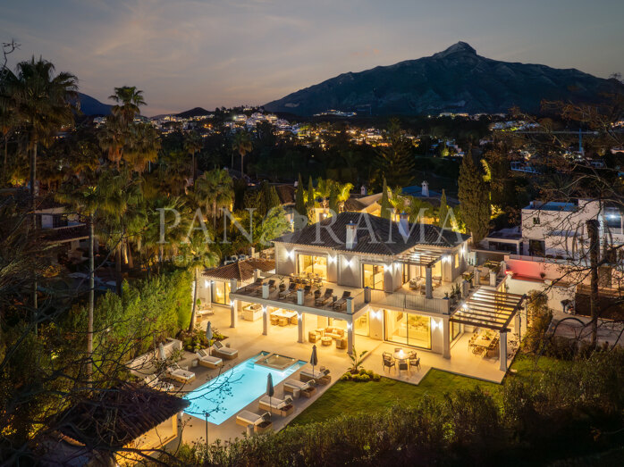 Villa en primera línea de golf en La Cerquilla con arquitectura contemporánea y diseño atemporal