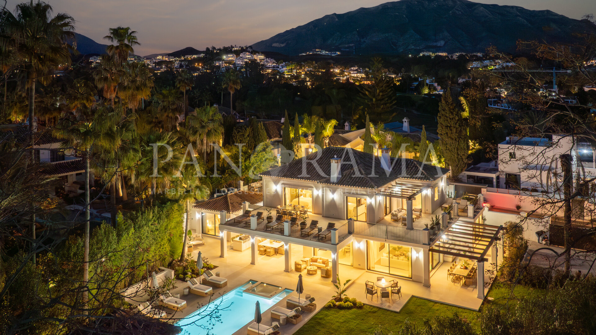 Frontline golf villa in La Cerquilla with a contemporary architecture and timeless design