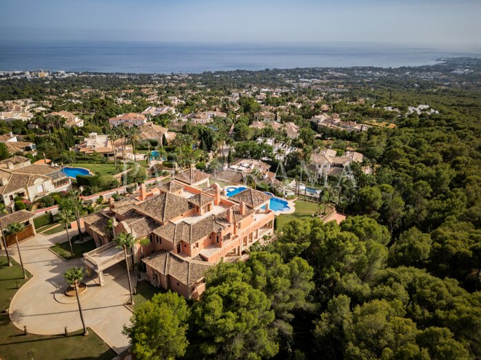 Finca mediterránea palaciega en Sierra Blanca con vistas panorámicas al mar