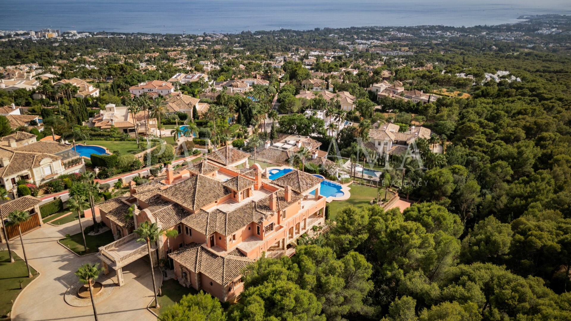 Finca mediterránea palaciega en Sierra Blanca con vistas panorámicas al mar