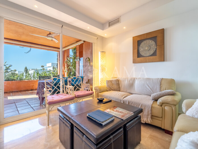 Beautiful apartment with sea views in Oasis de Marbella, walking distance to amenities and the beach