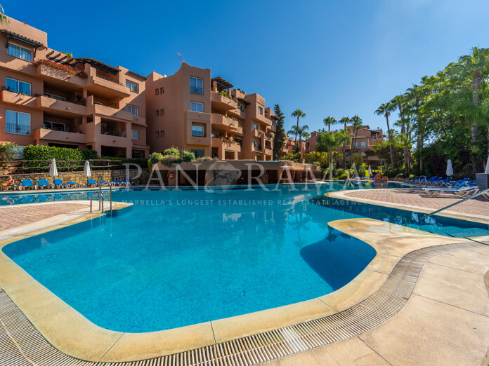 Prachtig appartement met zeezicht in Oasis de Marbella, op loopafstand van voorzieningen en het strand