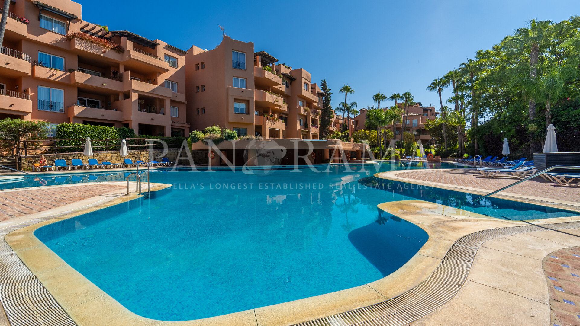 Prachtig appartement met zeezicht in Oasis de Marbella, op loopafstand van voorzieningen en het strand