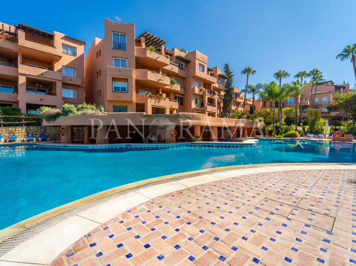 Bel appartement avec vue sur la mer à Oasis de Marbella, à quelques pas des commodités et de la plage