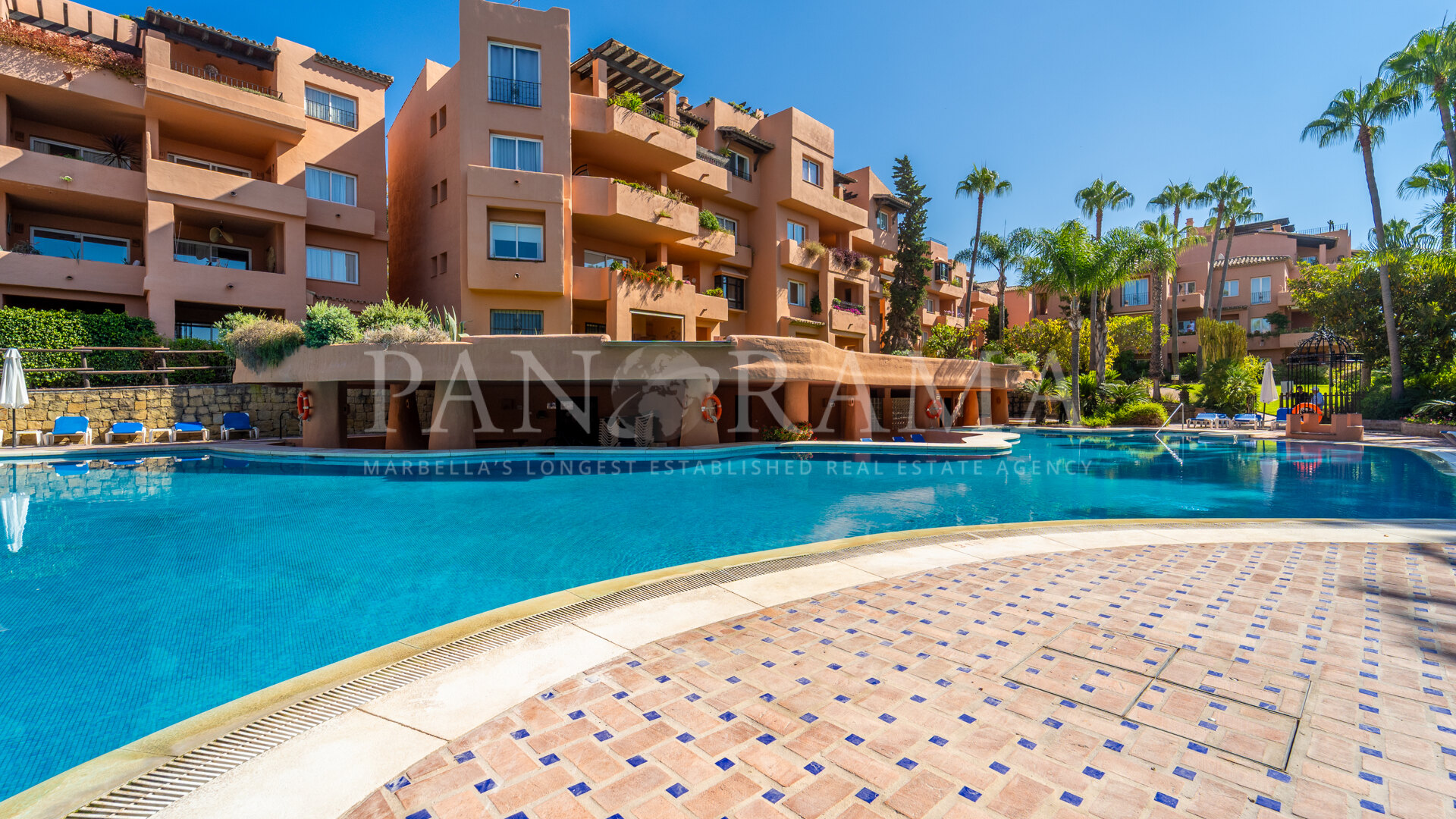 Bel appartement avec vue sur la mer à Oasis de Marbella, à quelques pas des commodités et de la plage