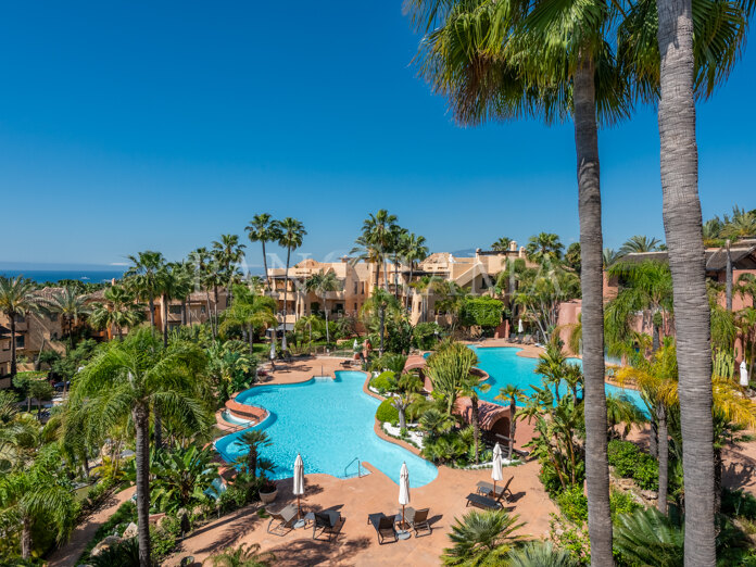 Amplio apartamento en esquina con jardín en Mansion Club, Milla de Oro de Marbella