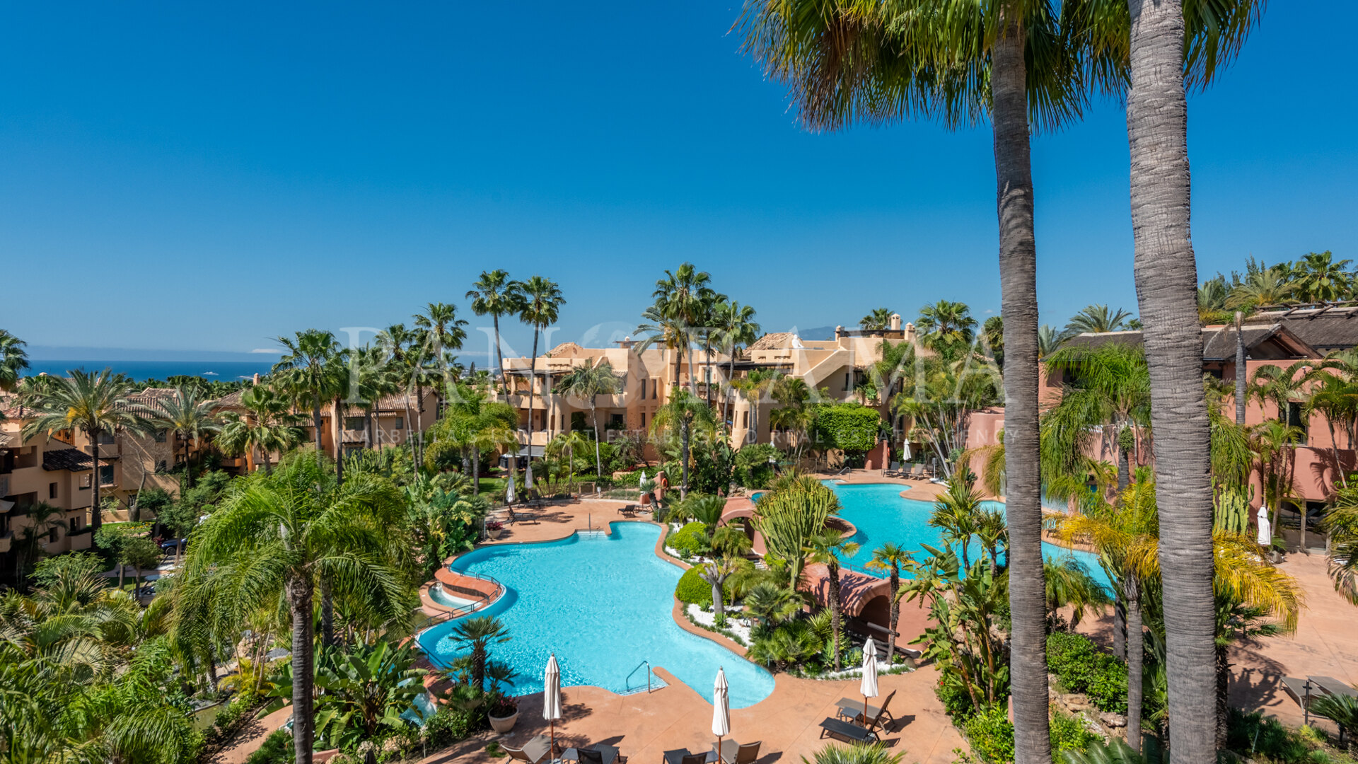 Amplio apartamento en esquina con jardín en Mansion Club, Milla de Oro de Marbella