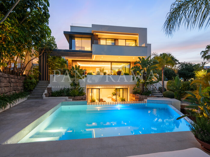 Villa with infinity pool and spectacular golf views in Belfry, Estepona East