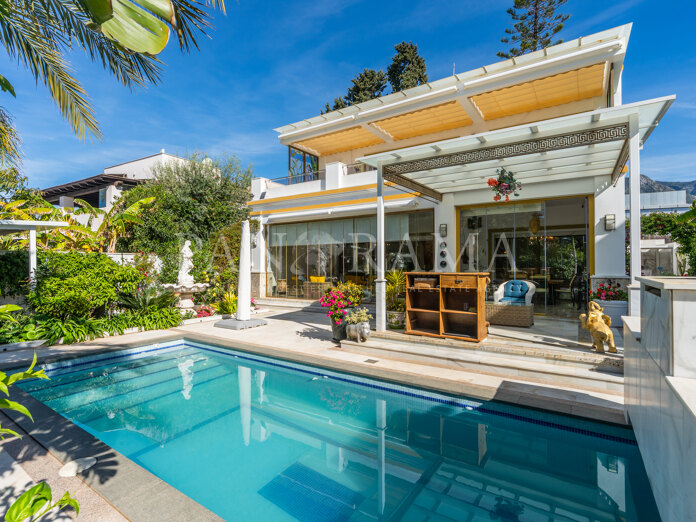 Villa met veel potentieel aan het strand in Casablanca, een van de meest gewilde locaties aan Marbella’s Golden Mile