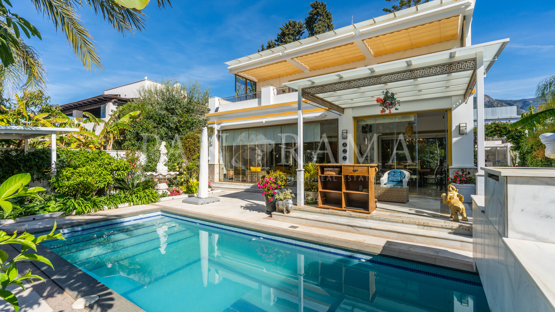 Beachside villa with lots of potential in Casablanca, one of the most sought-after locations on Marbella’s Golden Mile