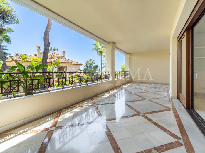 Bright apartment in the exclusive beachfront community of La Reserva de Los Monteros