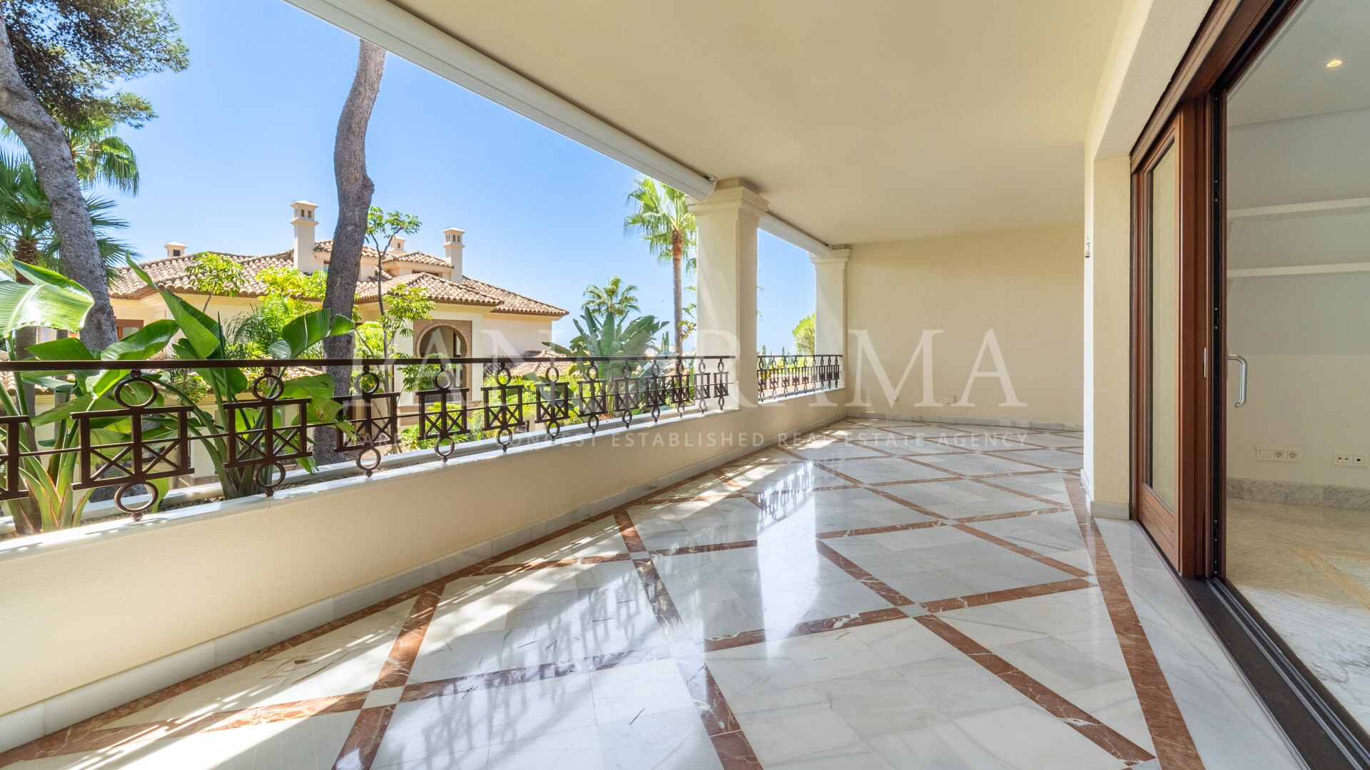 Bright apartment in the exclusive beachfront community of La Reserva de Los Monteros